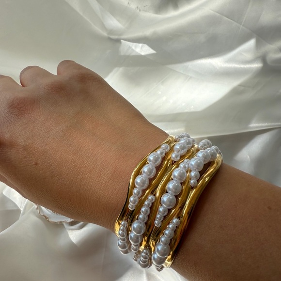 ZARA Big cuff wide bracket. 
Gold and White Pearl Bracelet - Picture 13 of 16